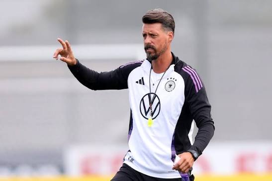 Bundesliqa klubu baş məşqçisini istefaya göndərdi